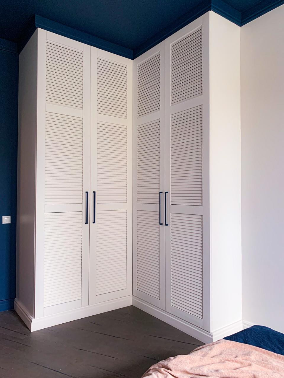 Шкаф с жалюзийными створками