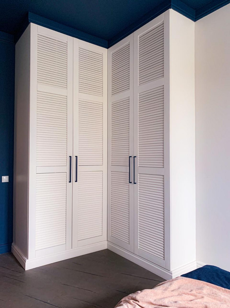 Шкаф с жалюзийными створками