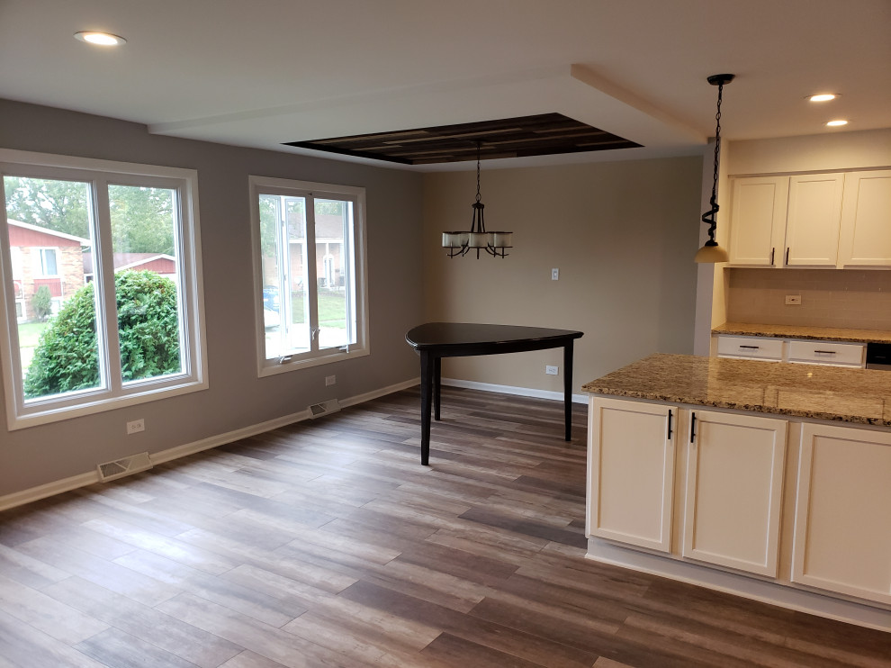 Kitchen - transitional kitchen idea in Chicago