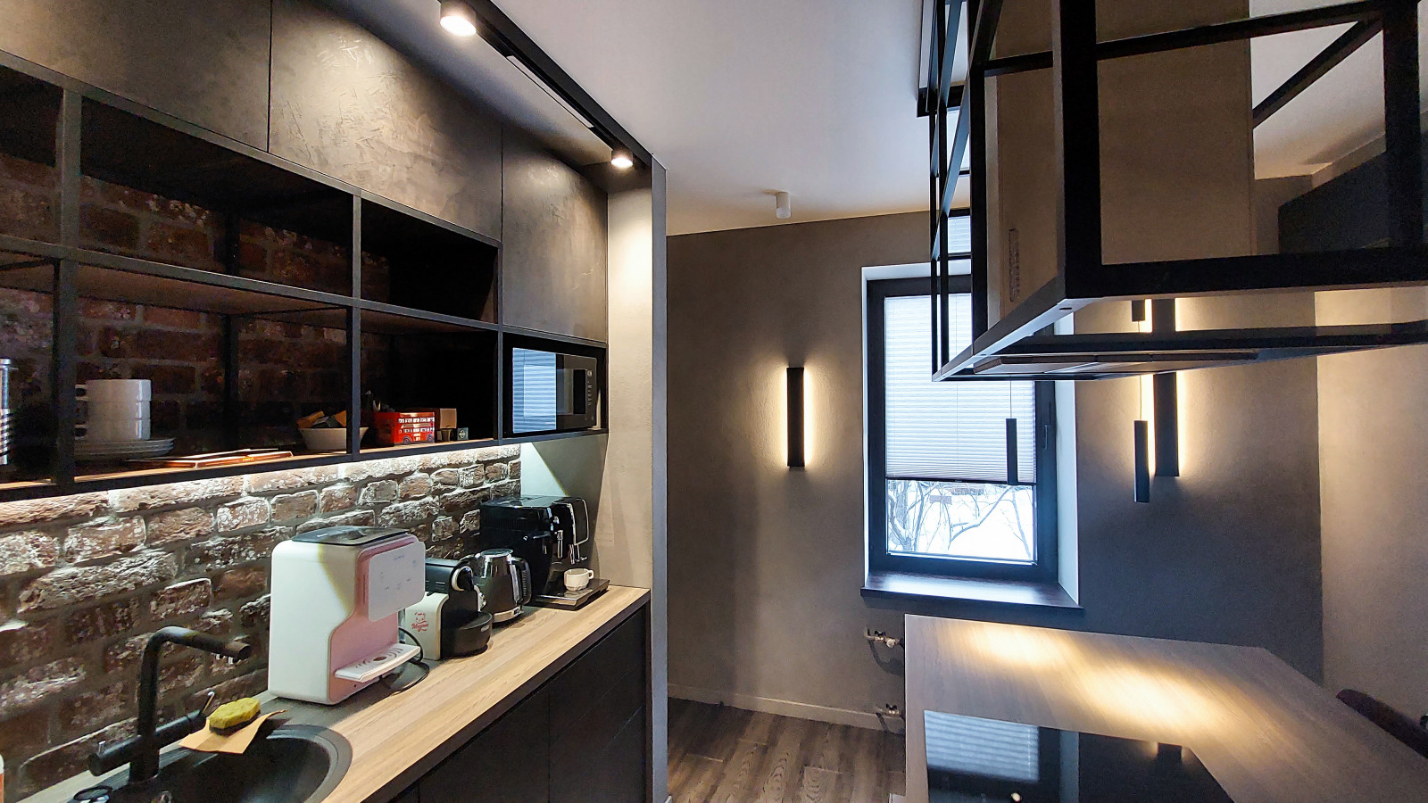 Квартира в Москве в стиле лофт, кухня, холл, санузел, кладовая. 2020 г.