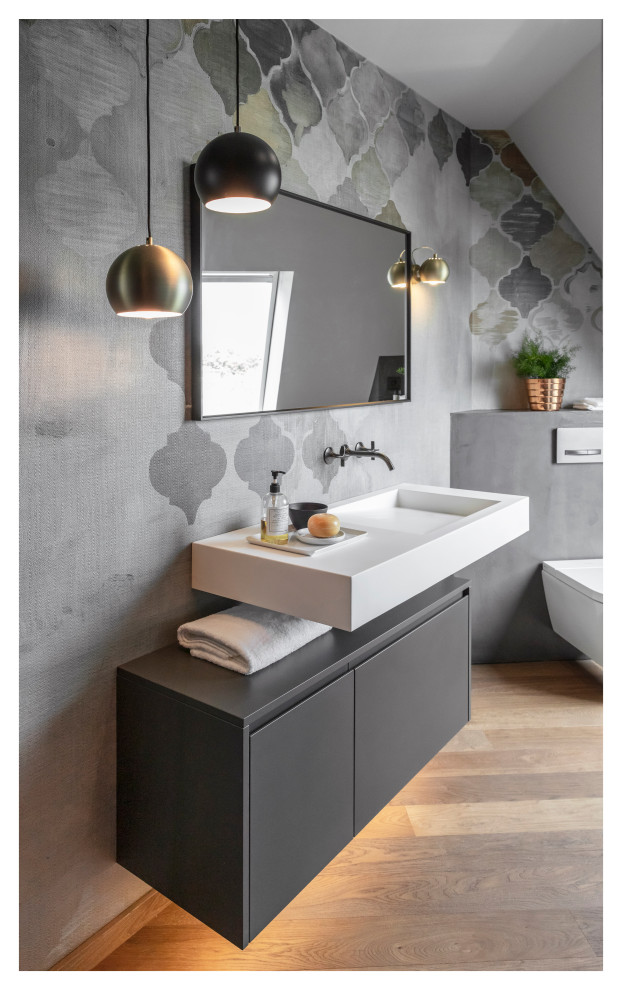 Photo of a mid-sized industrial 3/4 bathroom in Frankfurt with flat-panel cabinets, grey cabinets, a curbless shower, a two-piece toilet, grey walls, dark hardwood floors, a console sink, solid surface benchtops, brown floor, an open shower, white benchtops, a niche, a single vanity, a floating vanity, wallpaper and wallpaper.