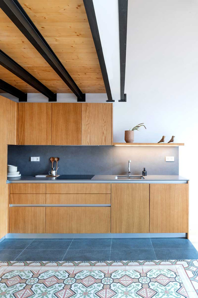 Foto de cocina moderna abierta con armarios con paneles lisos, puertas de armario de madera oscura y encimera de acero inoxidable