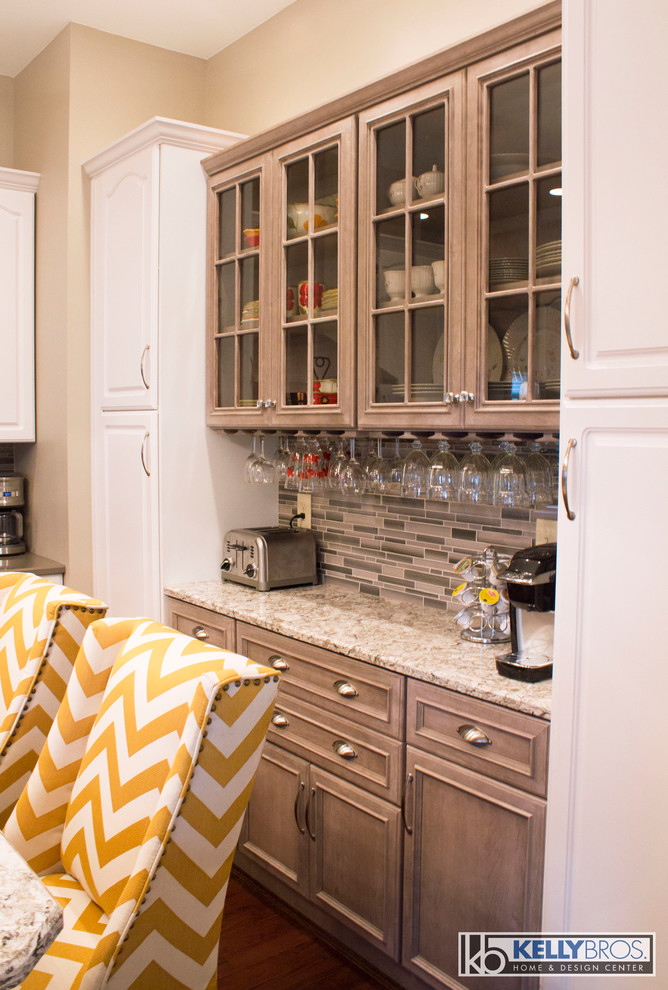 Example of a mid-sized transitional u-shaped dark wood floor eat-in kitchen design in Cincinnati with an undermount sink, flat-panel cabinets, gray cabinets, quartz countertops, gray backsplash, glass tile backsplash, stainless steel appliances and an island