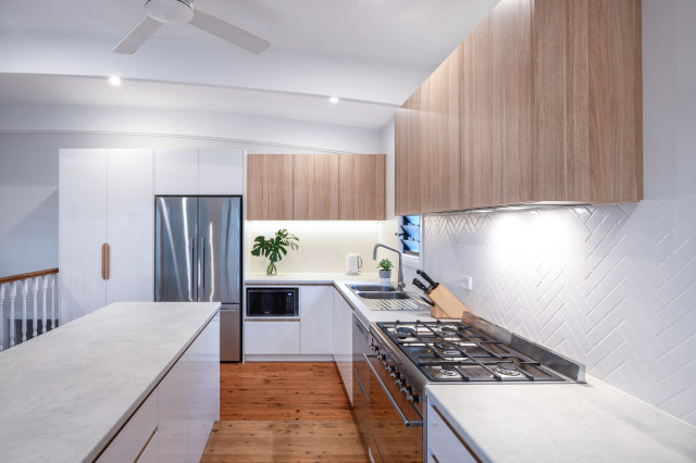 Scandinavian Kitchen with Herringbone Patterned Splashback skandinavisk-koekken
