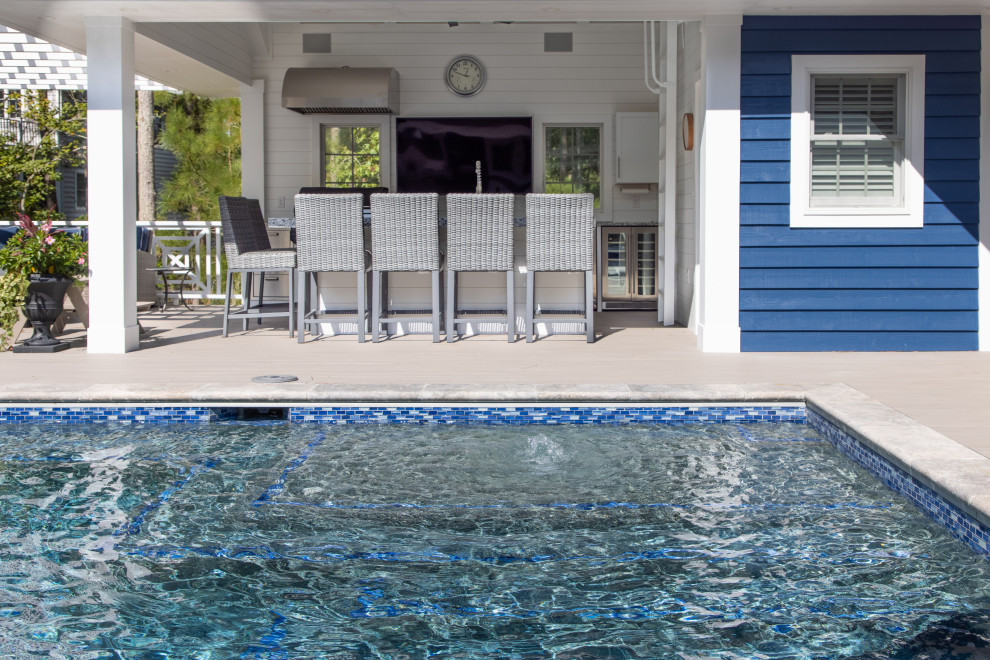 Idées déco pour une piscine arrière classique de taille moyenne et rectangle avec une terrasse en bois.