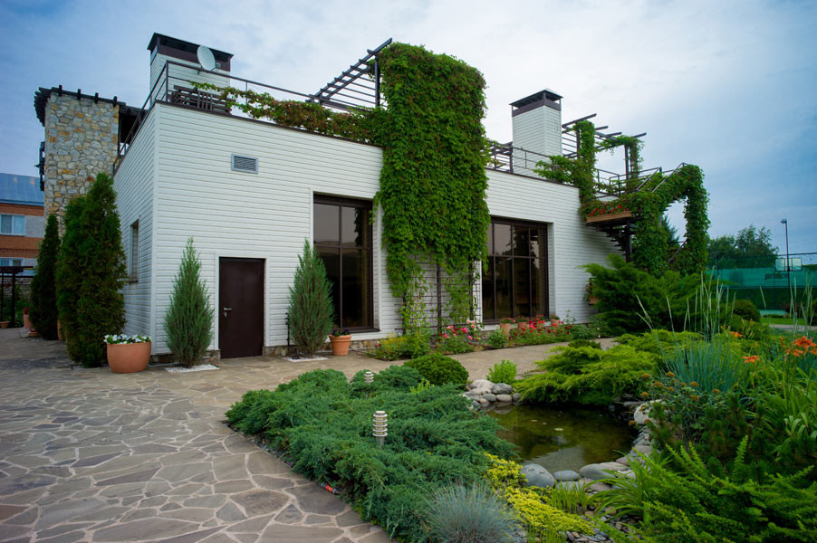 Дом с водопадом