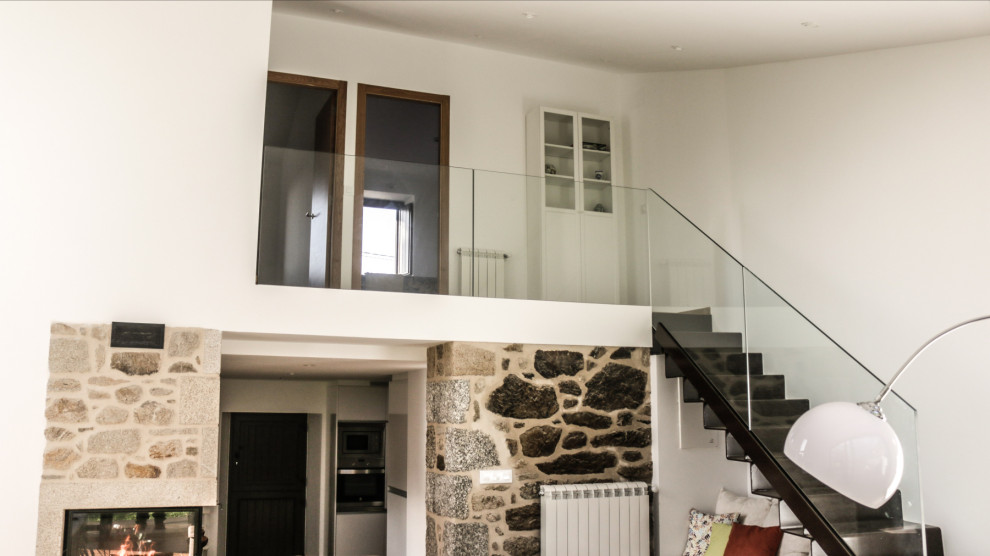Modelo de escalera recta rústica de tamaño medio con escalones de metal, contrahuellas de metal y barandilla de vidrio