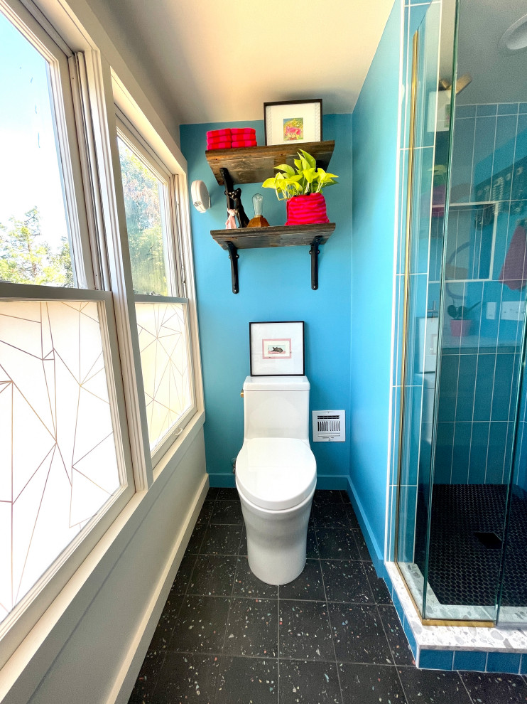 На фото: маленькая главная ванная комната со стиральной машиной в стиле модернизм с плоскими фасадами, фасадами цвета дерева среднего тона, душем в нише, раздельным унитазом, синей плиткой, керамической плиткой, белыми стенами, полом из керамической плитки, врезной раковиной, столешницей терраццо, черным полом, душем с распашными дверями, белой столешницей, тумбой под одну раковину и подвесной тумбой для на участке и в саду с