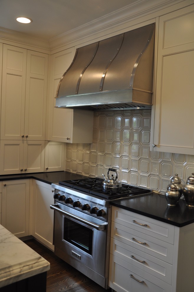 Transitional kitchen photo in Chicago