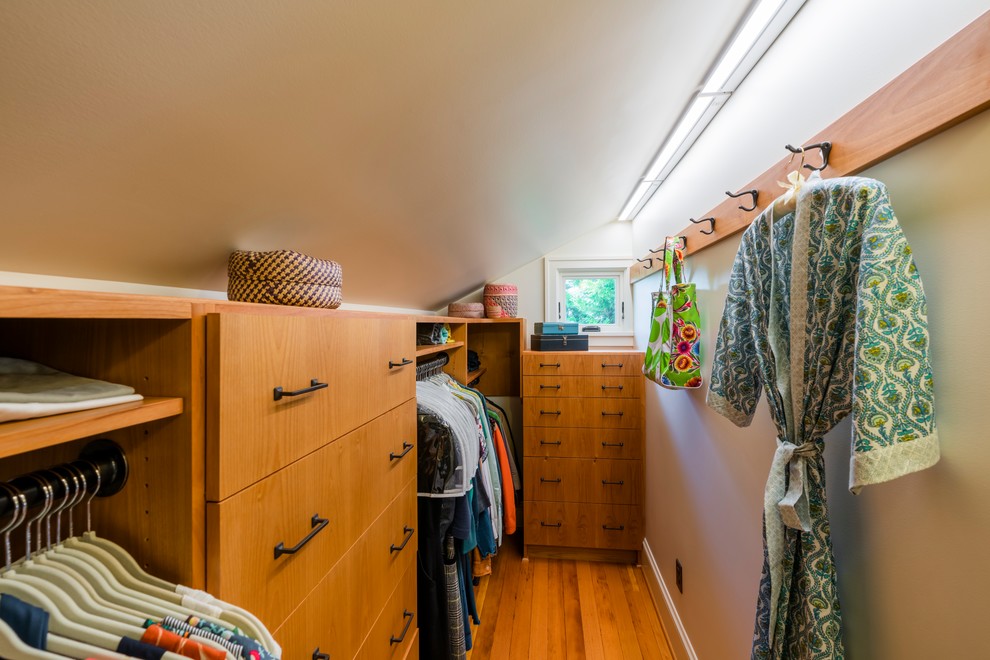 Design ideas for a transitional storage and wardrobe in Portland.