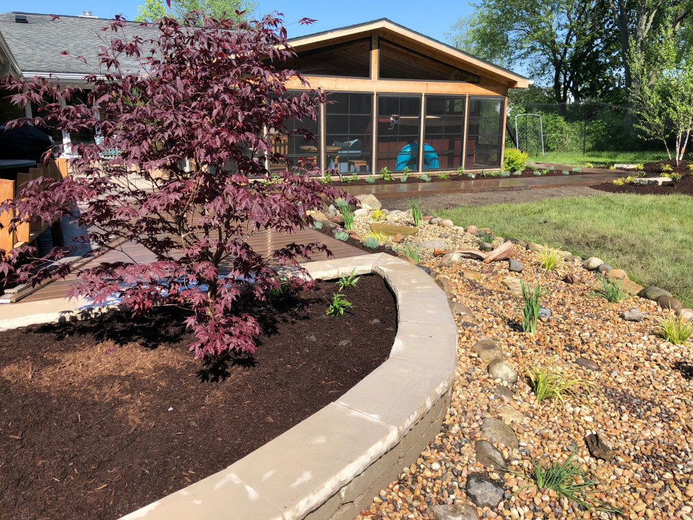 Inspiration for a large backyard ground level deck remodel in Chicago
