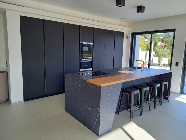 Cuisine moderne ilot central en fenix noir marbre noir - Modern - Kitchen -  Marseille - by CUISINE CONNEXION | Houzz IE