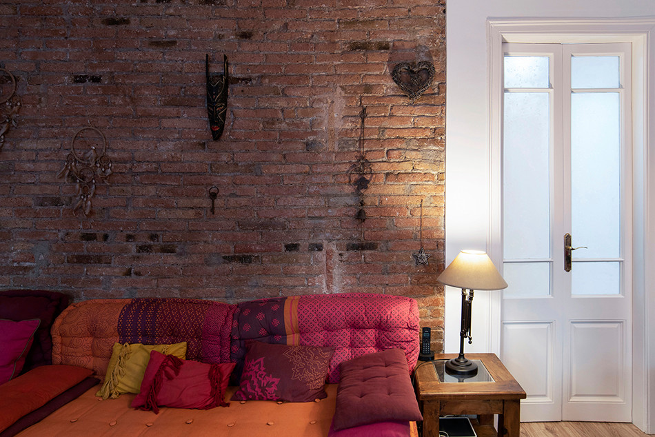 Foto di un soggiorno stile rurale di medie dimensioni e chiuso con pareti marroni, pavimento in laminato, pavimento beige e pareti in mattoni