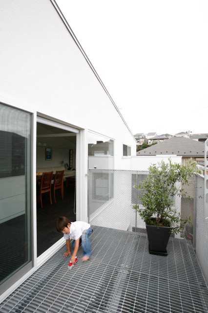 旗竿の家 contemporaneo-balcone