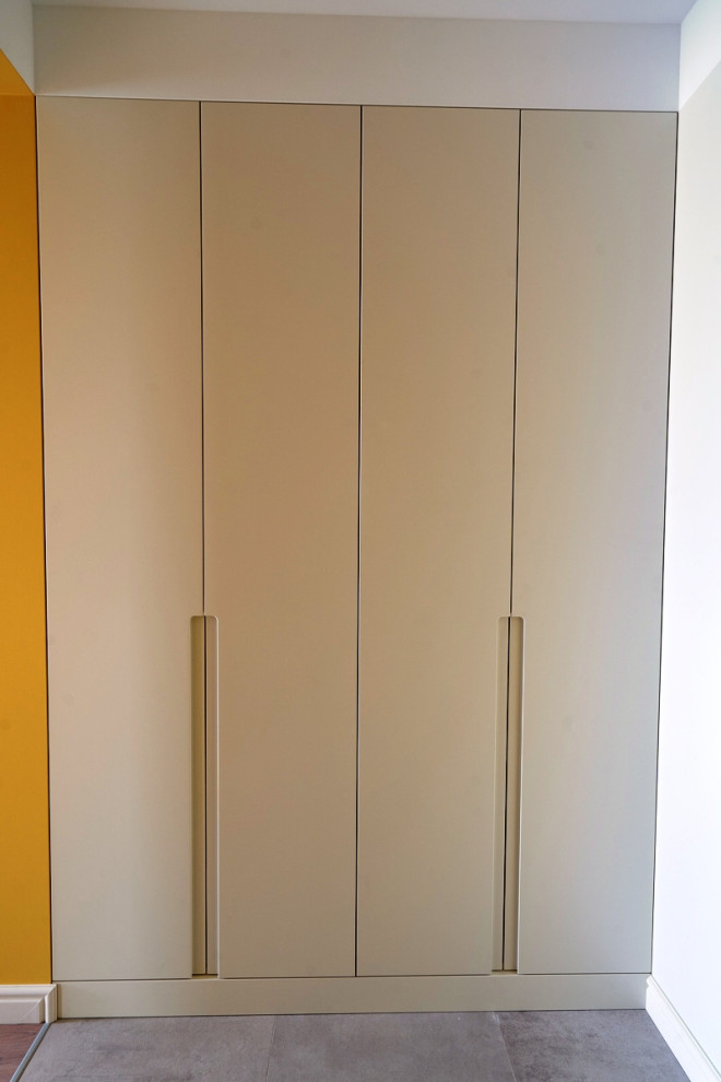 Еще одна серая кухня в большом проекте современной московской квартиры