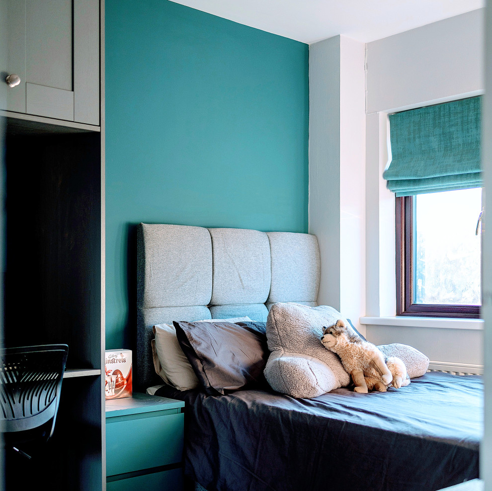 Esempio di una piccola camera da letto con pareti multicolore