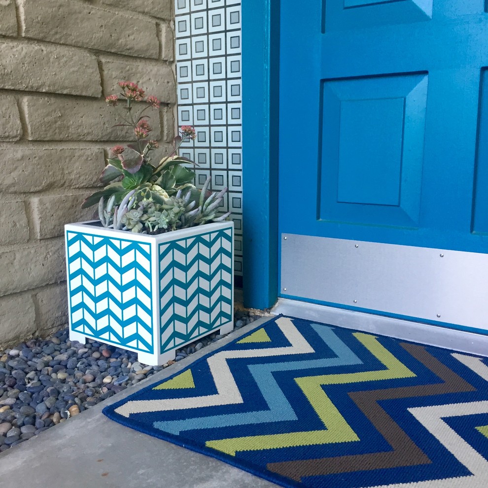 Inspiration for a small midcentury front yard patio in Other with a container garden, gravel and no cover.