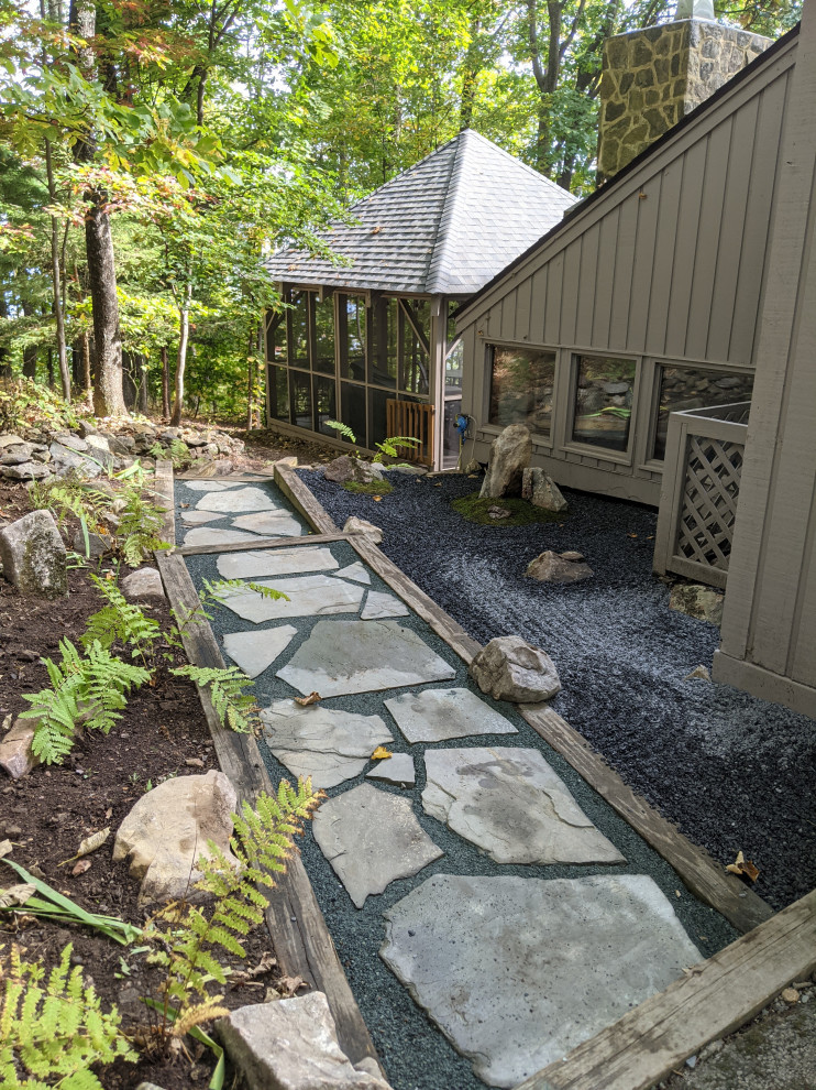 Свежая идея для дизайна: большой японский сад на боковом дворе в восточном стиле с полуденной тенью, покрытием из каменной брусчатки и с деревянным забором - отличное фото интерьера