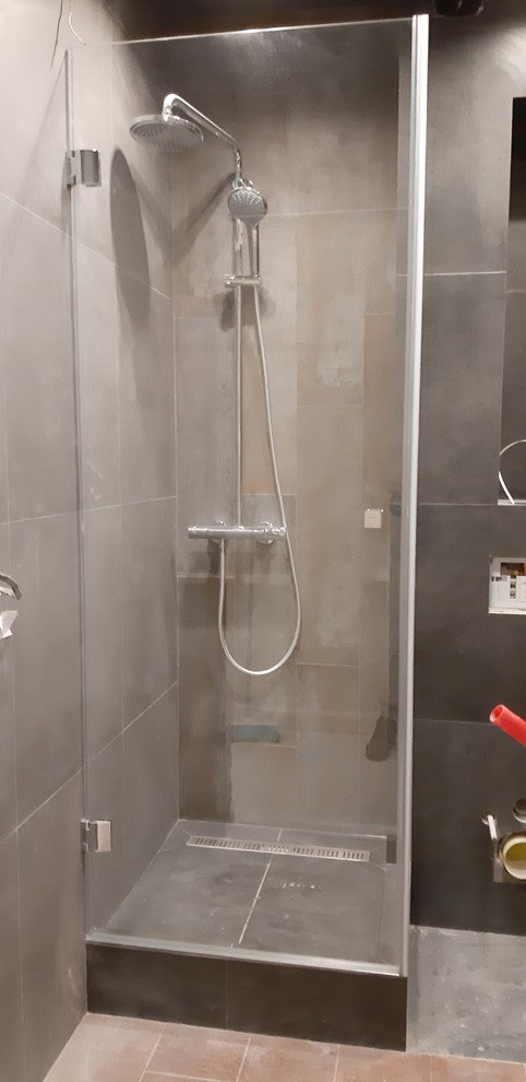 Душевая перегородка распашная