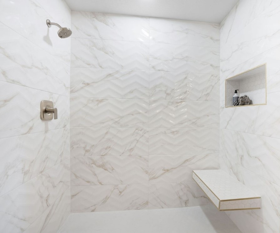 Свежая идея для дизайна: главная ванная комната среднего размера в современном стиле с душем в нише, белой плиткой, керамогранитной плиткой, белыми стенами, полом из керамогранита, белым полом, душем с распашными дверями и нишей - отличное фото интерьера