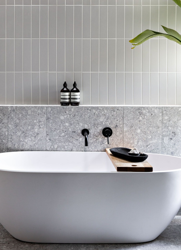Свежая идея для дизайна: ванная комната в стиле лофт с белыми фасадами, отдельно стоящей ванной, серой плиткой, керамической плиткой, серыми стенами, полом из керамогранита, столешницей из плитки, серым полом, нишей и тумбой под две раковины - отличное фото интерьера