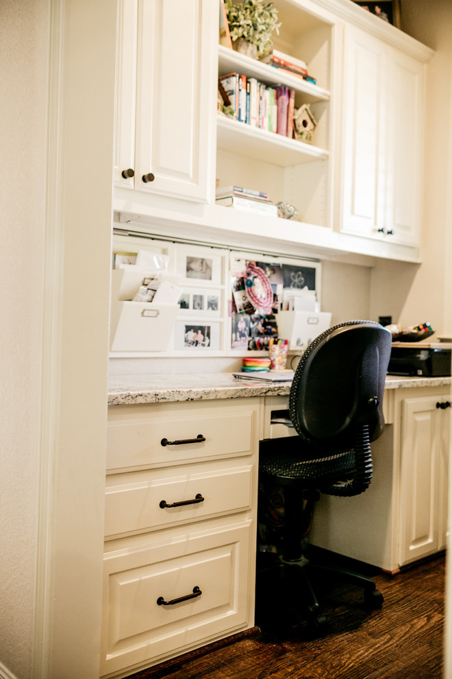 Transitional home design photo in Dallas