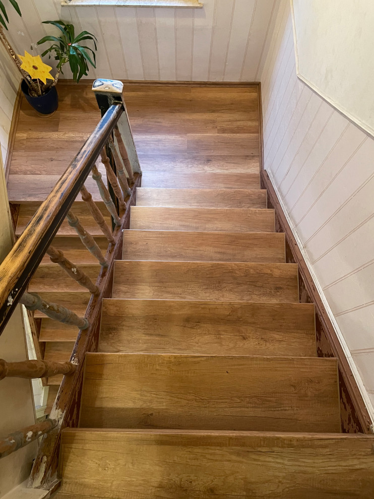 На фото: п-образная лестница среднего размера в стиле шебби-шик с деревянными ступенями, деревянными перилами и обоями на стенах без подступенок