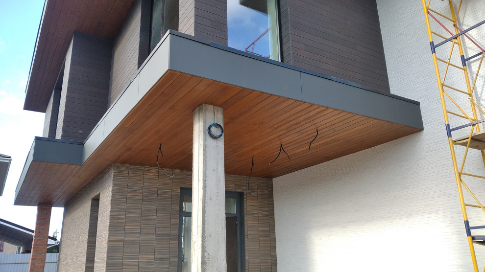 Отделка свесов дома лиственницей