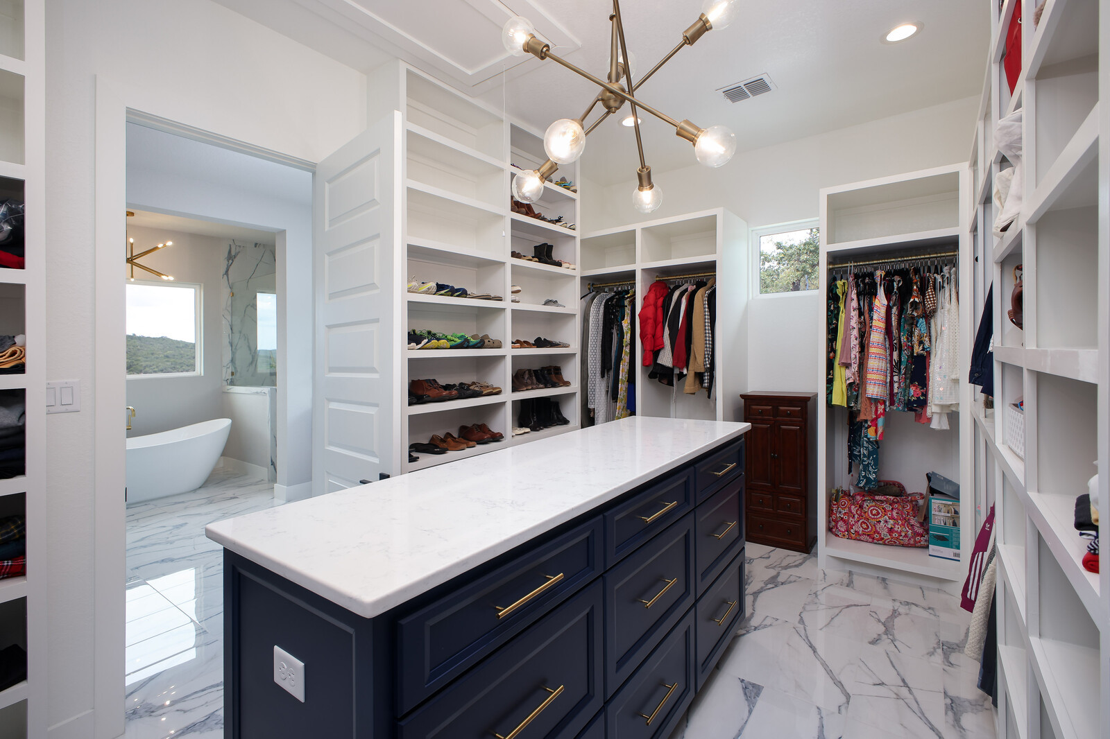 Modern: 4,950 ft², 4 BR/4 BA/2 ST home