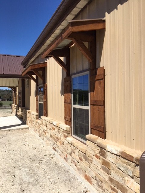 Example of a mountain style home design design in Austin