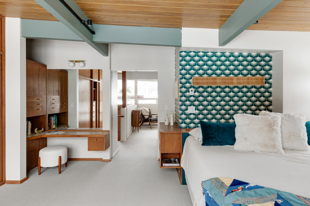 Ejemplo de dormitorio principal retro de tamaño medio con paredes blancas, moqueta, suelo blanco, vigas vistas y papel pintado