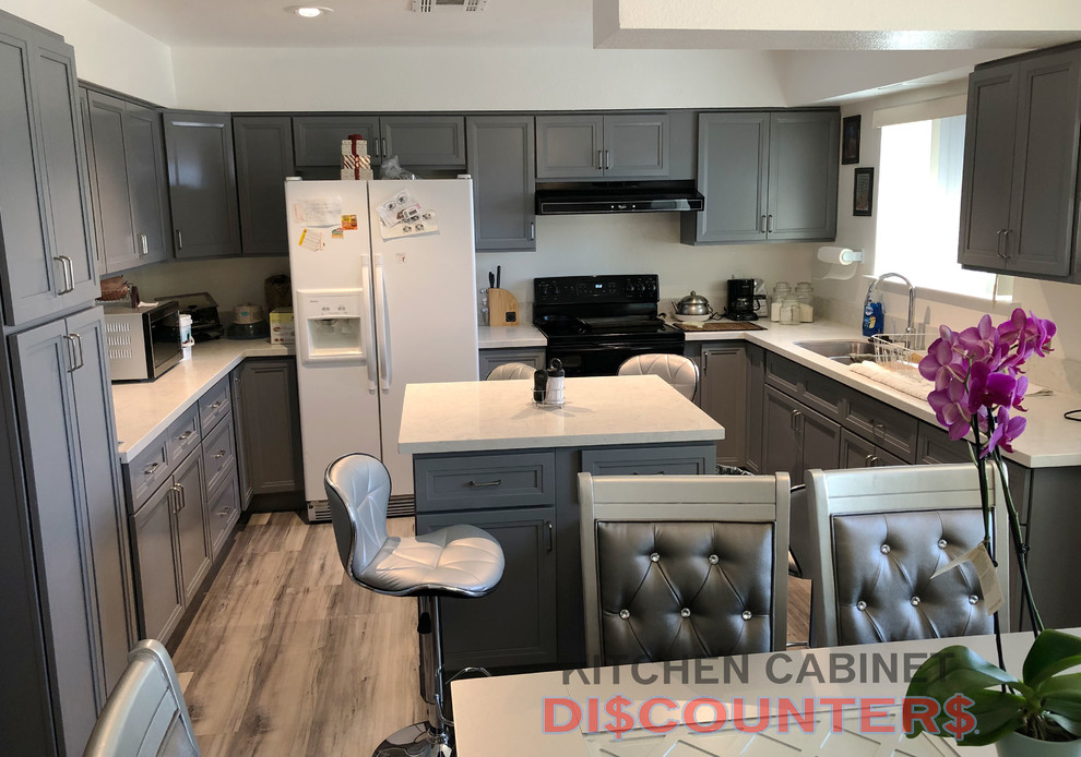 Example of a minimalist home design design in Las Vegas