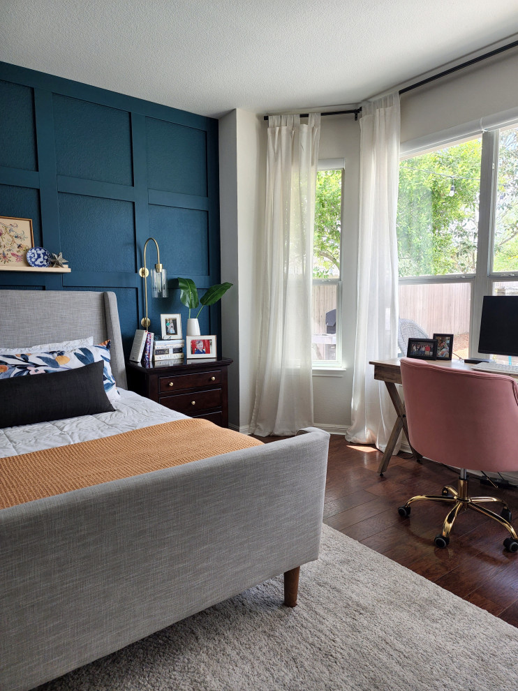 Источник вдохновения для домашнего уюта: хозяйская спальня среднего размера в стиле неоклассика (современная классика) с синими стенами, паркетным полом среднего тона и коричневым полом