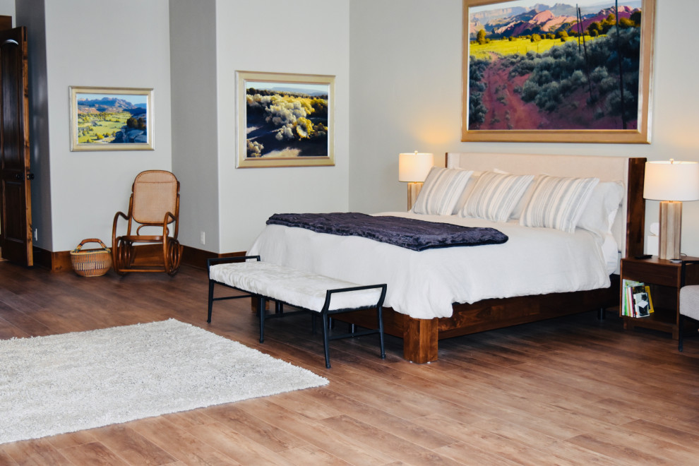 Foto de dormitorio tradicional con paredes blancas y suelo vinílico