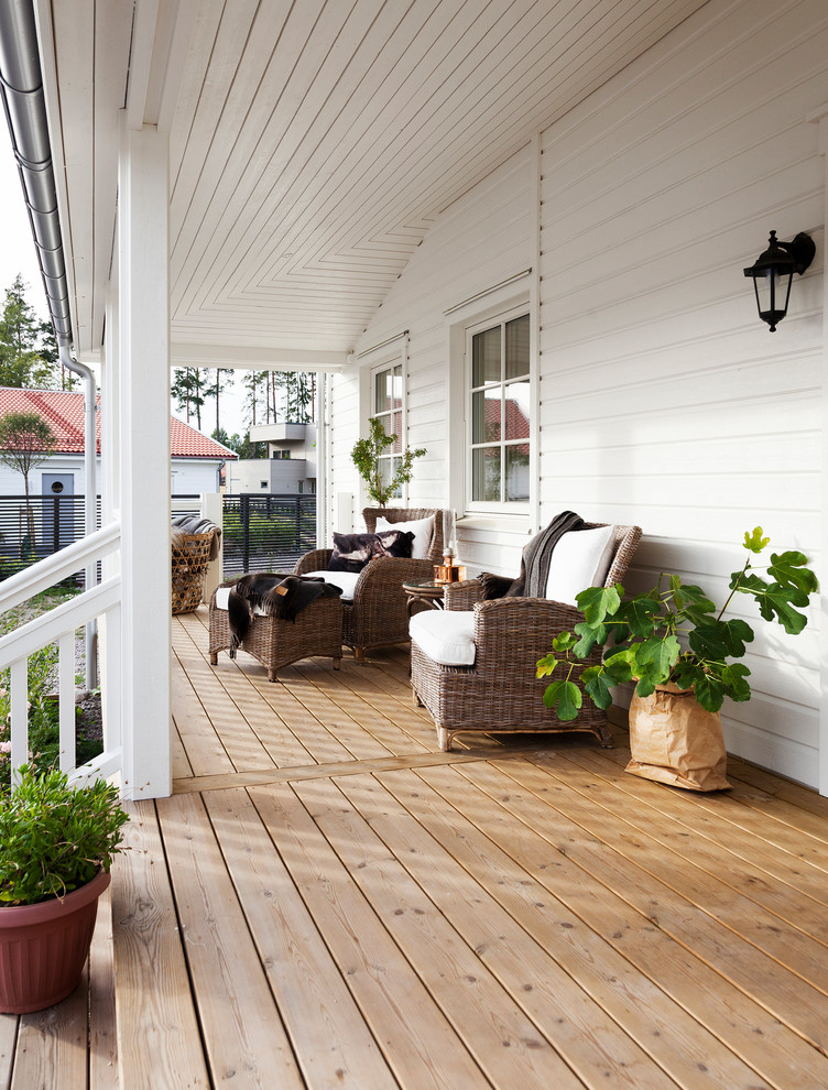 Inspiration for a large country front yard screened-in verandah in Gothenburg.