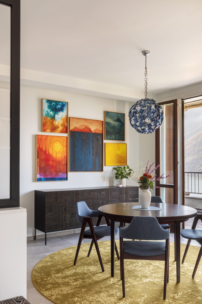 Foto di una sala da pranzo minimal con pareti bianche e pavimento grigio