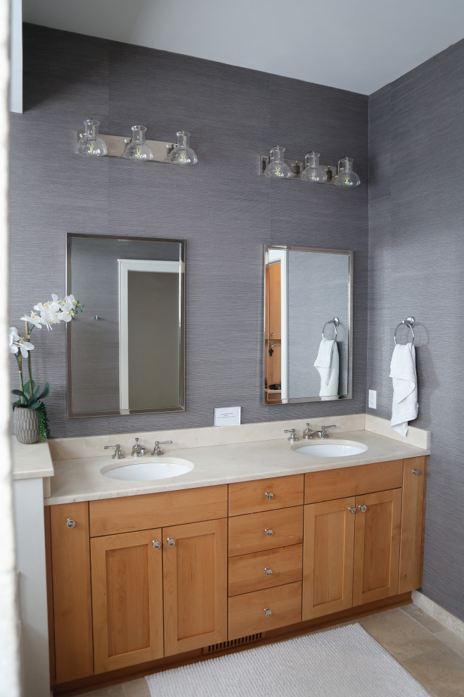 Стильный дизайн: главная ванная комната среднего размера в стиле неоклассика (современная классика) с светлыми деревянными фасадами, гидромассажной ванной, тумбой под две раковины, встроенной тумбой и обоями на стенах - последний тренд