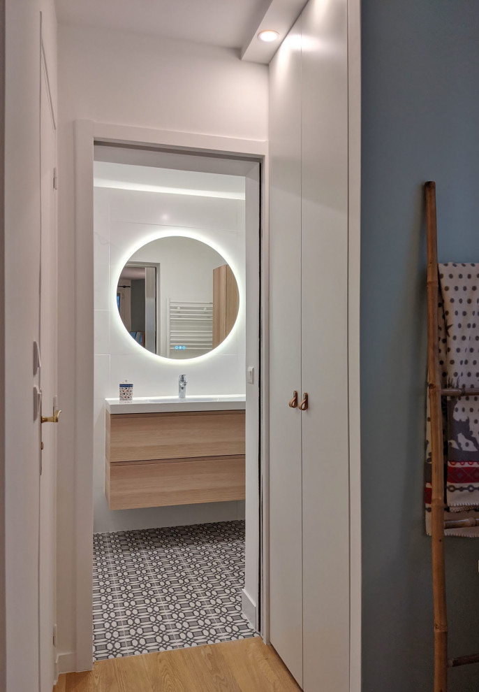Exempel på ett litet minimalistiskt vit vitt badrum med dusch, med skåp i ljust trä, en öppen dusch, vit kakel, keramikplattor, vita väggar, klinkergolv i keramik, ett konsol handfat, kaklad bänkskiva och flerfärgat golv