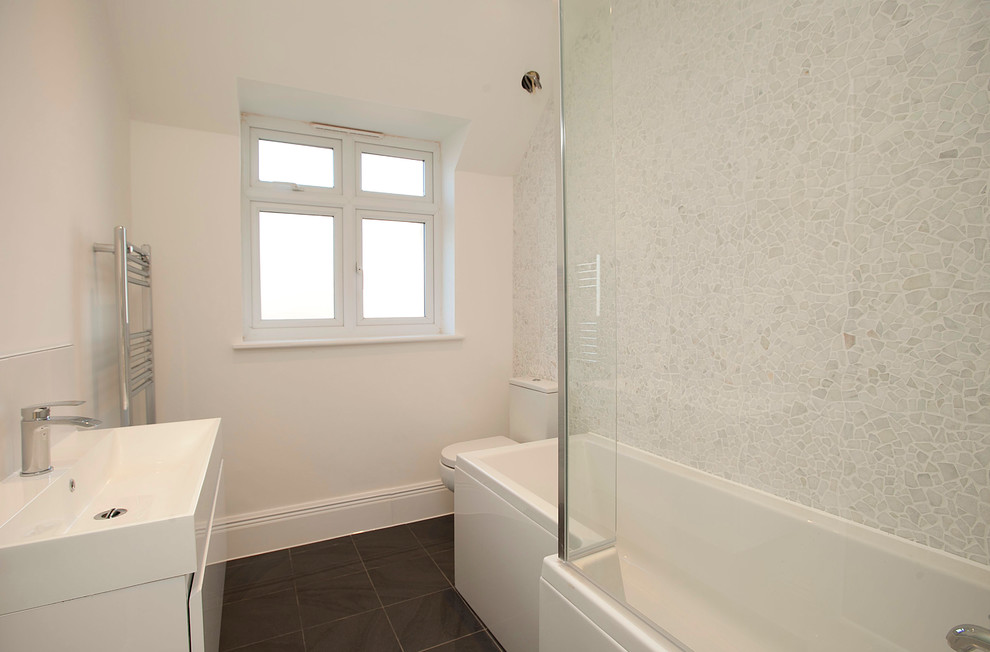 Example of a classic bathroom design in London