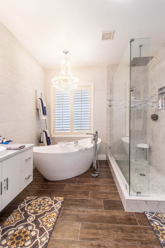Inspiration för ett stort funkis en-suite badrum, med vita skåp, ett fristående badkar, en hörndusch, bänkskiva i kvartsit, brunt golv och med dusch som är öppen