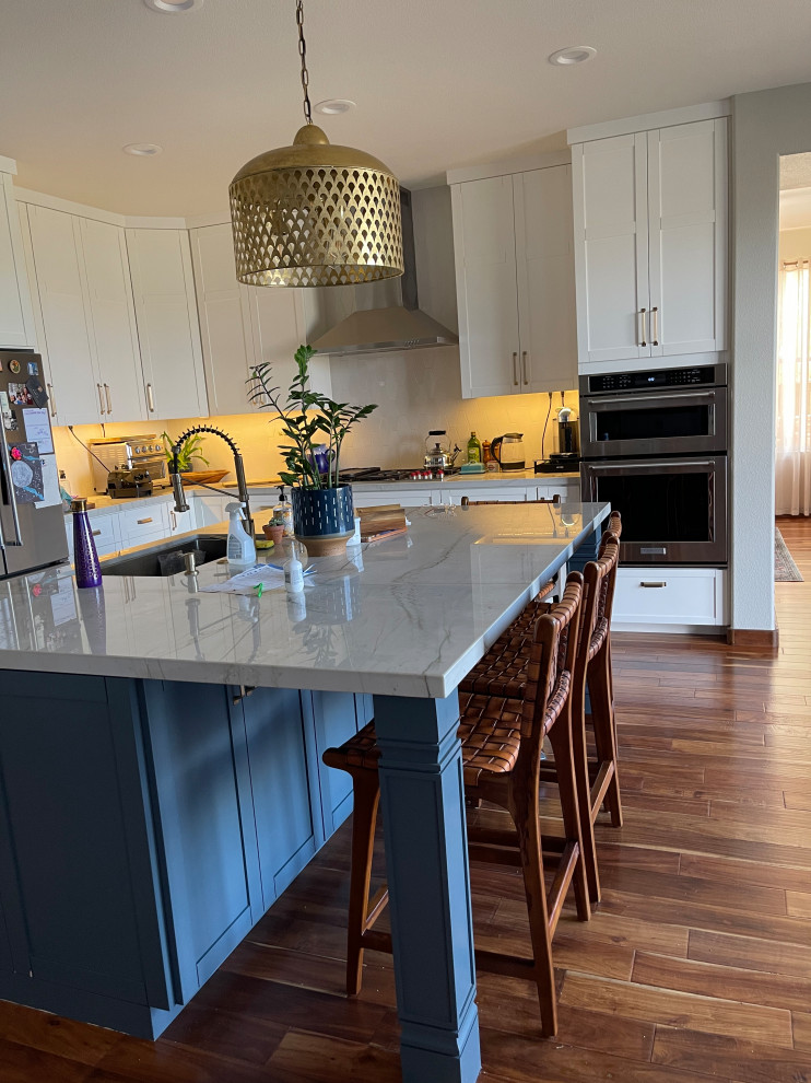 Kitchen - modern kitchen idea in San Diego