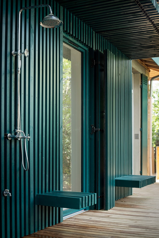 Idée de décoration pour une terrasse avec une douche extérieure design avec une extension de toiture.