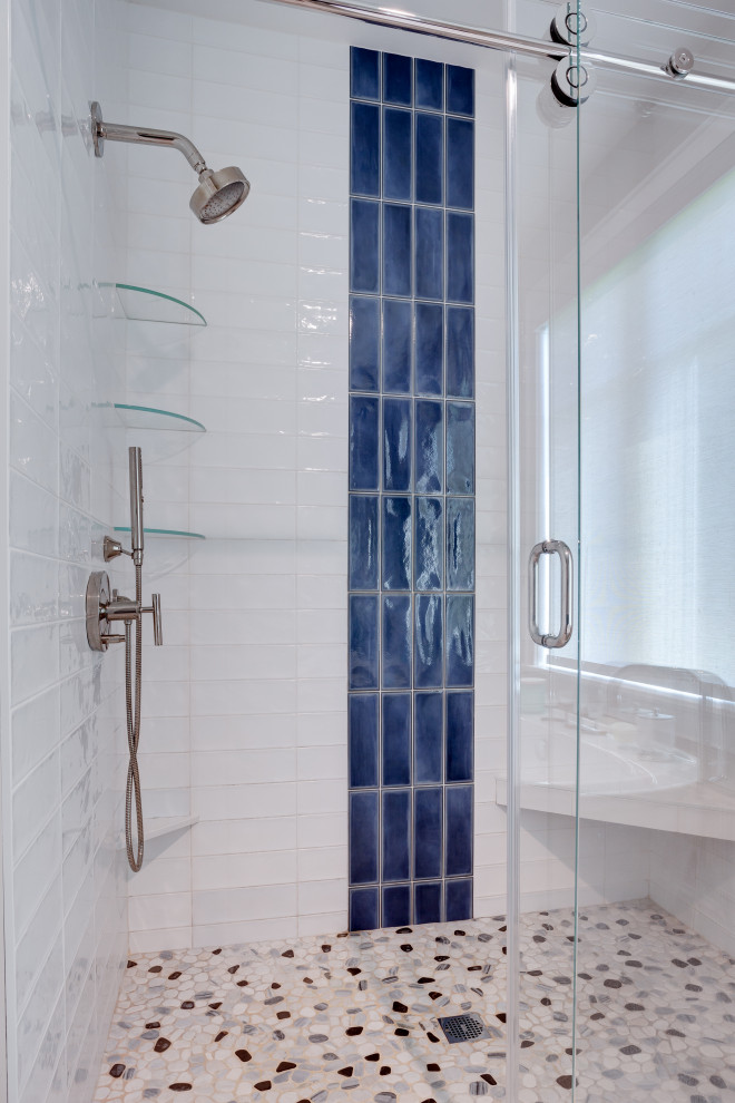 Foto di una stanza da bagno padronale minimal con piastrelle blu, piastrelle diamantate, zona vasca/doccia separata, pavimento con piastrelle di ciottoli, porta doccia scorrevole e panca da doccia