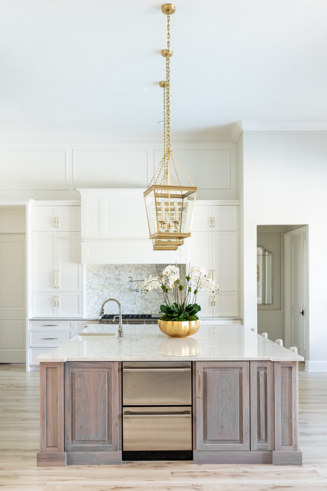 Exempel på ett stort klassiskt beige beige kök, med en rustik diskho, luckor med infälld panel, vita skåp, bänkskiva i kvartsit, flerfärgad stänkskydd, stänkskydd i marmor, rostfria vitvaror, klinkergolv i porslin, en köksö och beiget golv