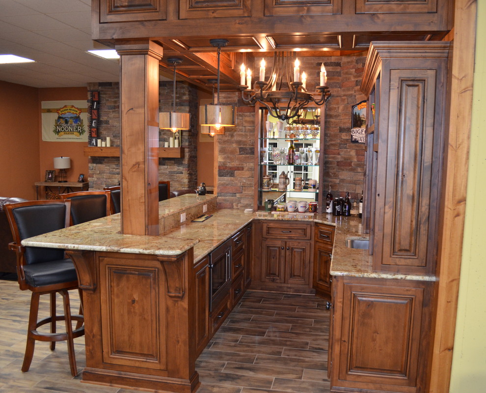 This is an example of a transitional home bar in Nashville.