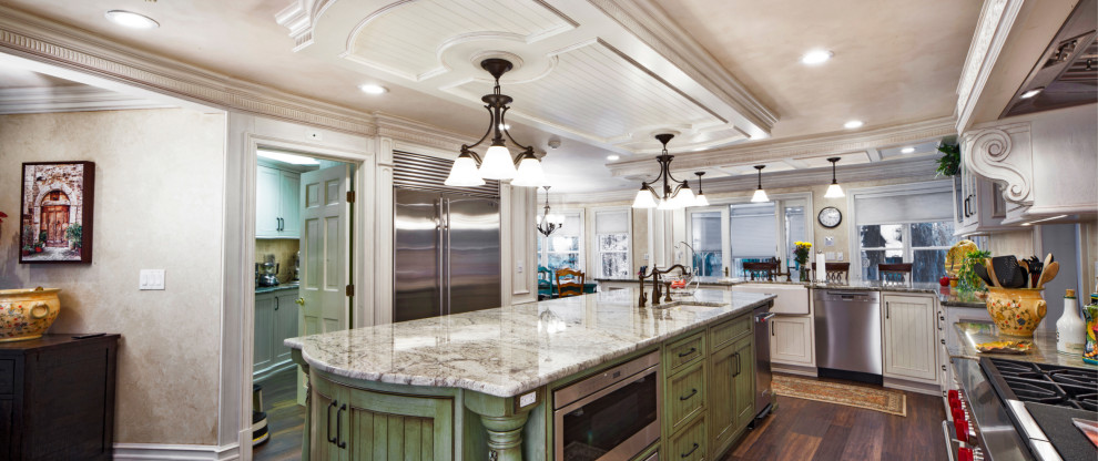 Example of a large cottage u-shaped dark wood floor, brown floor and coffered ceiling enclosed kitchen design in New York with an integrated sink, shaker cabinets, white cabinets, quartz countertops, brown backsplash, quartz backsplash, stainless steel appliances, an island and gray countertops