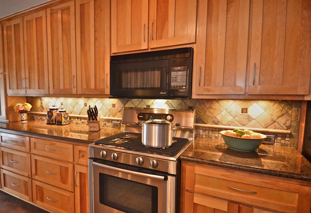 Photo of a traditional kitchen in Dallas.
