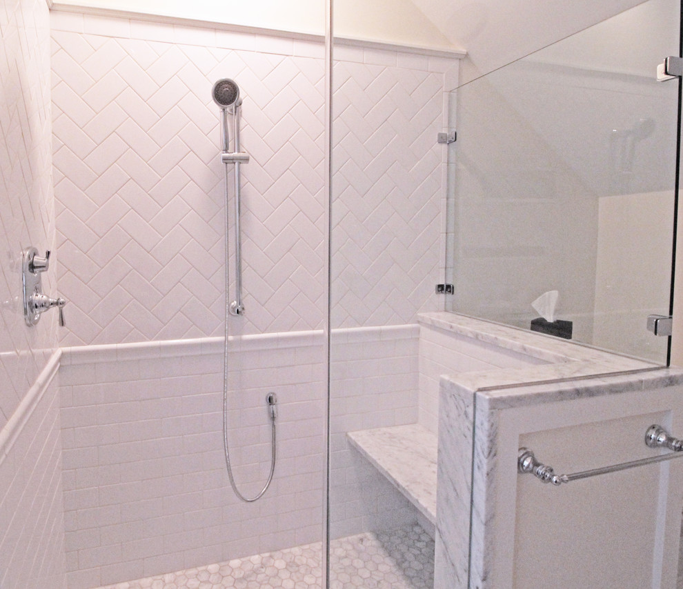 ニューヨークにあるコンテンポラリースタイルのおしゃれな浴室の写真