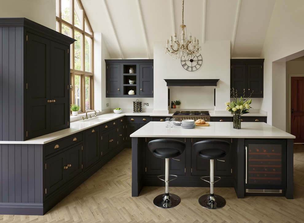 Foto di una grande cucina classica con ante in stile shaker, ante viola, top in quarzite, elettrodomestici in acciaio inossidabile, pavimento in legno massello medio, pavimento marrone e top bianco