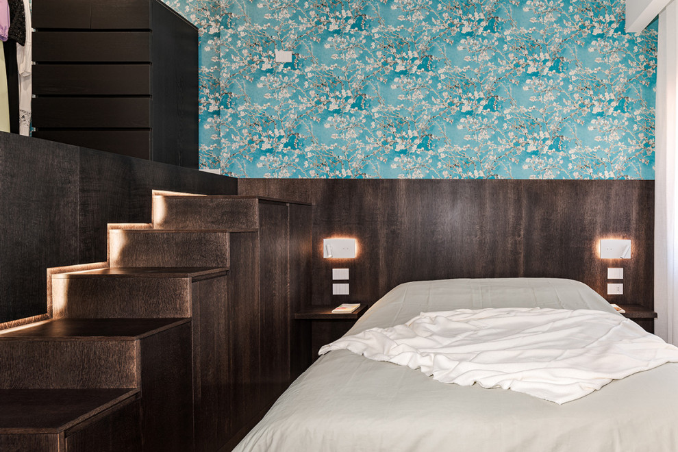 Свежая идея для дизайна: хозяйская спальня в современном стиле с разноцветными стенами и обоями на стенах - отличное фото интерьера